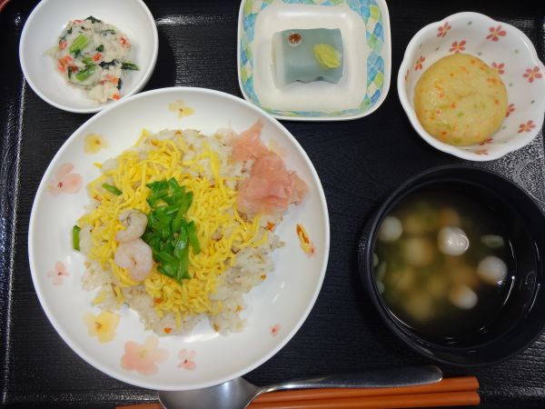 彩り豊かなお膳_こいのぼりの和菓子も美味でした。